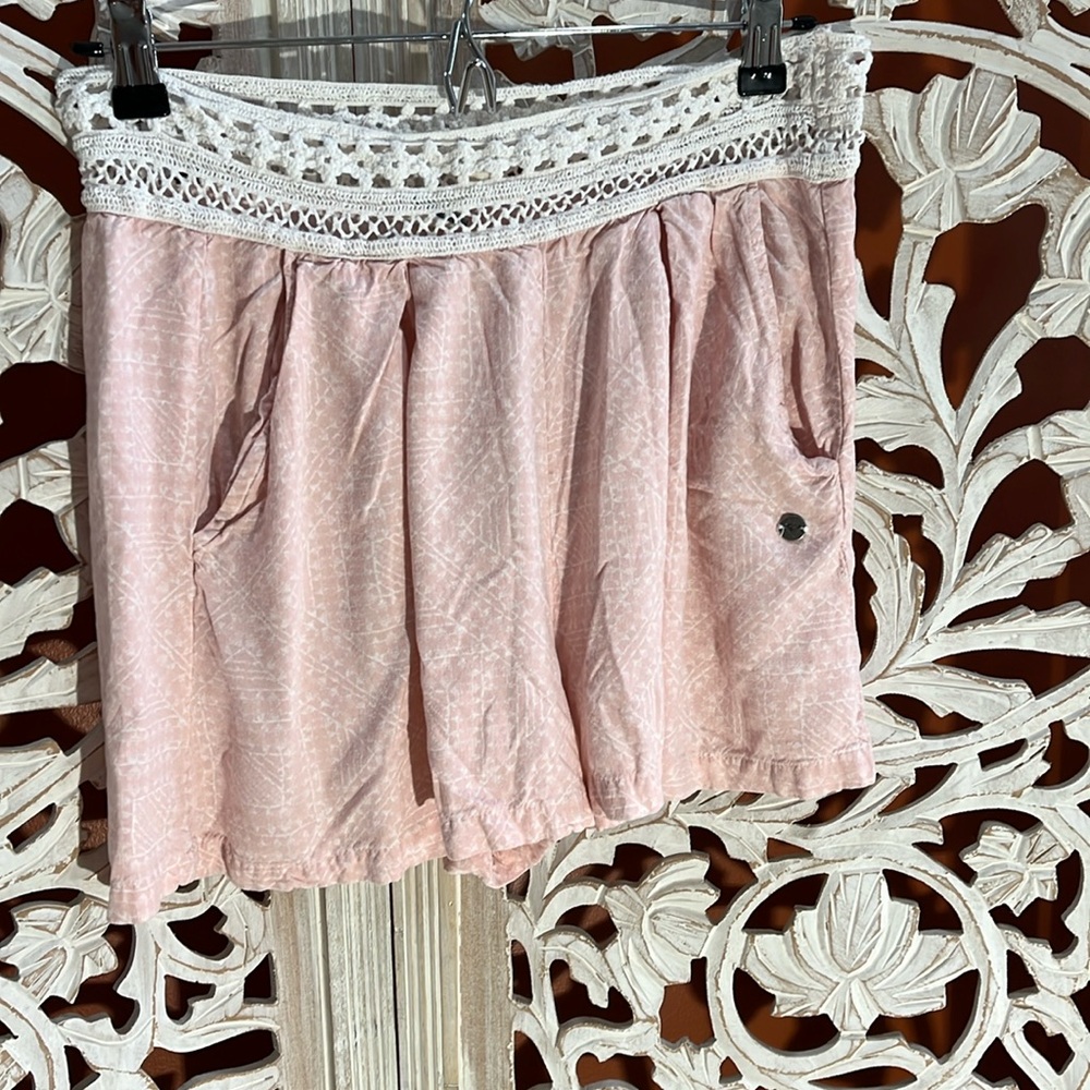 Roxy by Quicksilver shorts with white lace elastic waist.